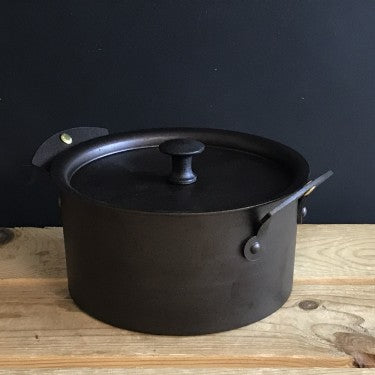 Netherton Foundry small iron stock pot with lid and handle