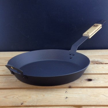 Netherton Foundry compact iron pan with short front handle