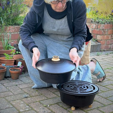 Netherton Foundry outdoor cooking set with skillet and fire stand
